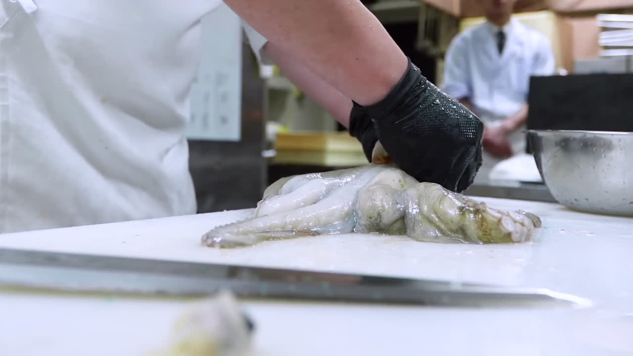 요리사가 문어를 청소합니다. 생 해산물