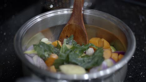 Añadiendo-Apio-A-La-Preparación-De-Sopa-De-Verduras