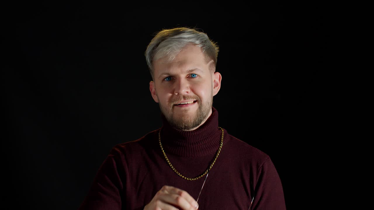 retrato de un hombre guapo con cabello rubio y gafas de sol rojas