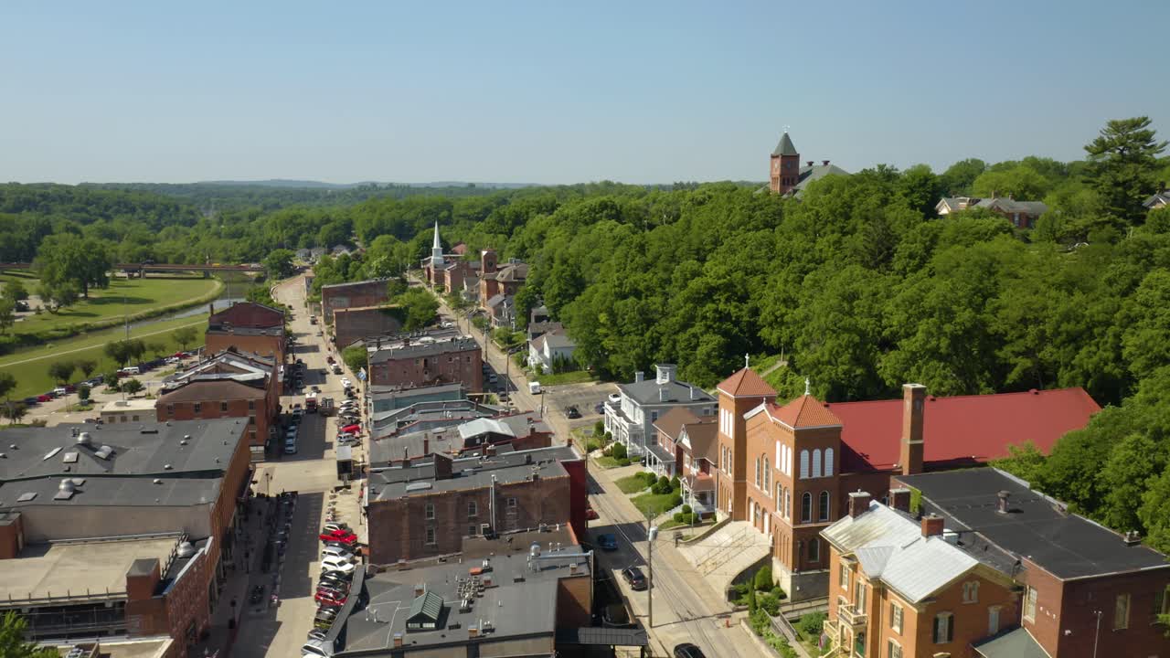 volando sobre una ciudad rural en el medio oeste de estados unidos