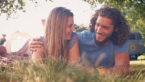 en formato de alta calidad pareja hipster sonriéndose el uno al otro