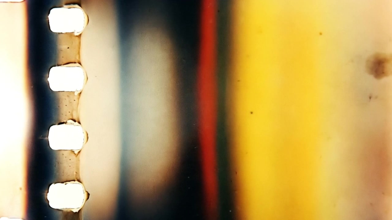 Textura de tira de película vintage de 35mm con fugas de luz y arañazos