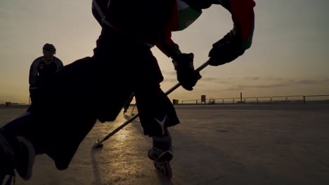 inline-hockeyspieler trainieren am strand bei sonnenaufgang