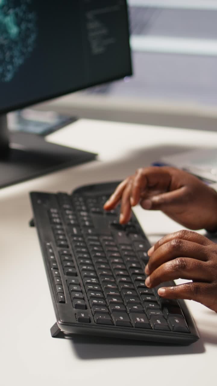 Vertikales Video: Nahaufnahme eines Rechenzentrumsadministrators, der am PC programmiert und auf der Computertastatur tippt.