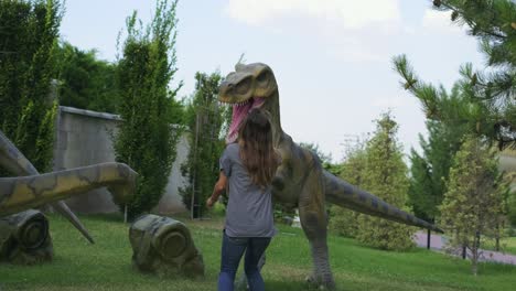 恐龍公園的女人害怕模型恐龍