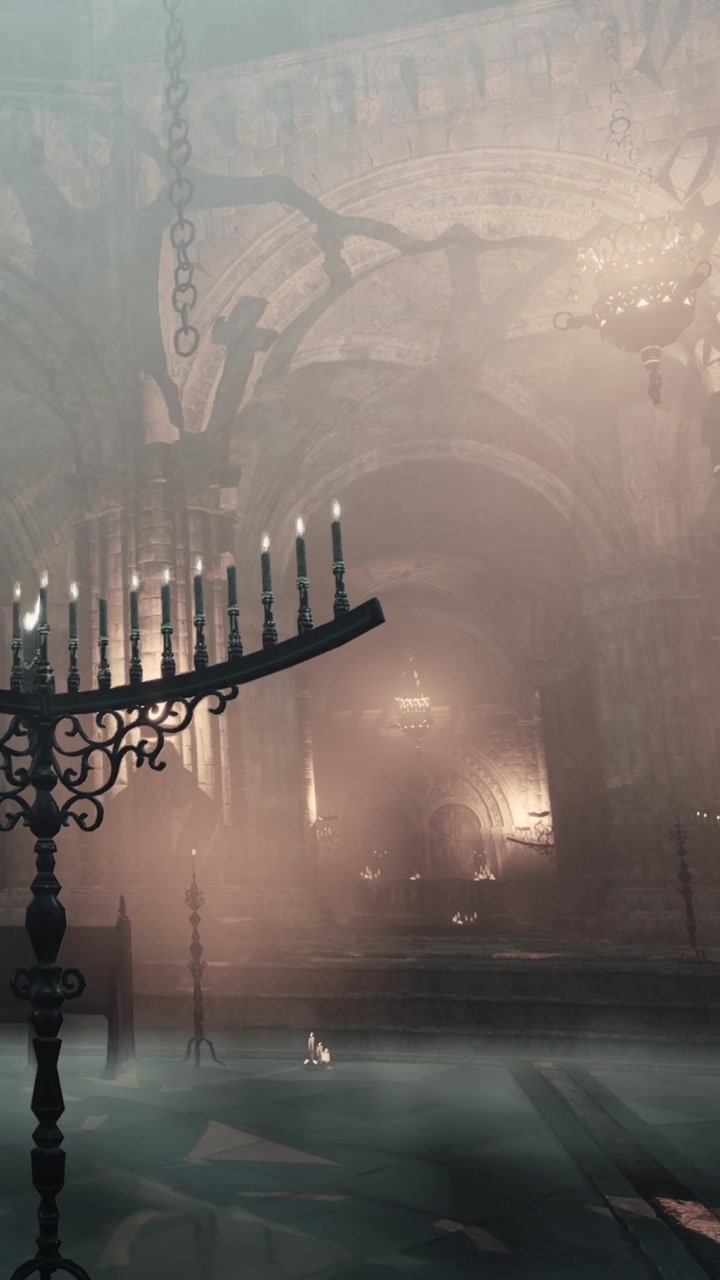 Interno misterioso di una grande sala con candele e nebbia in un edificio storico.