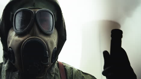 Porträt-Einer-Person-In-Chemikalienschutzanzug-Und-Maske-Mit-Strahlenmessgerät