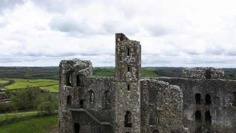 ruinas del castillo medieval de llawhaden en la colina, gales en el reino unido