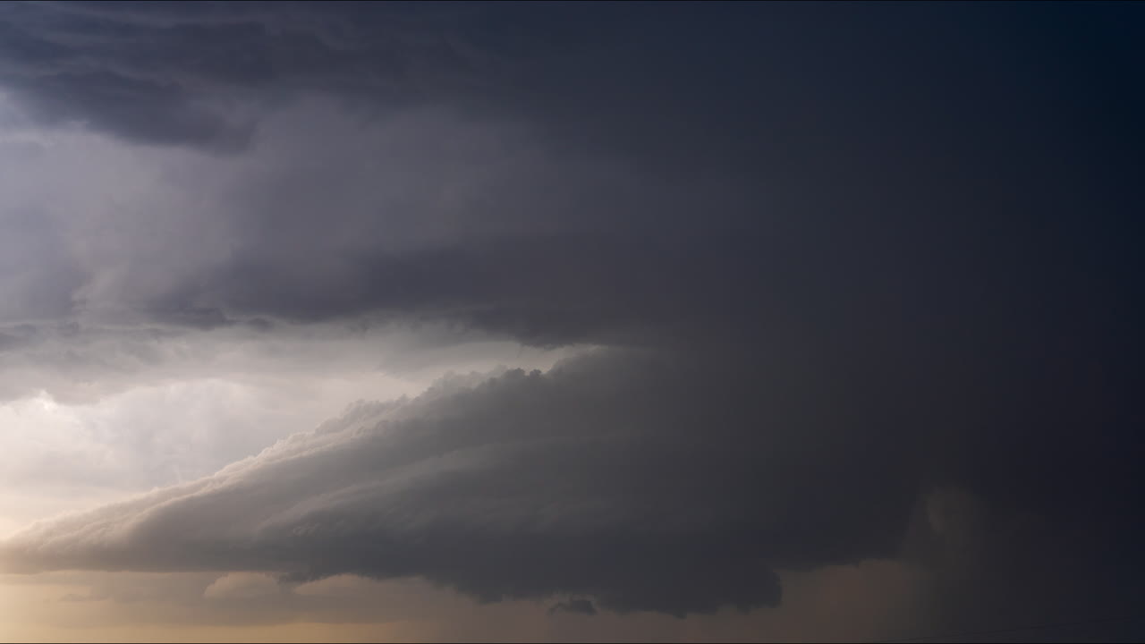 драматические штормовые облака