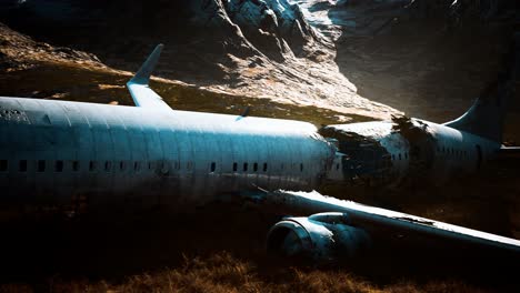 el avión se estrelló en una montaña.