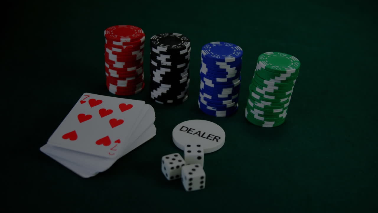 animación de pilas de fichas y cartas de juegos de casino a bordo