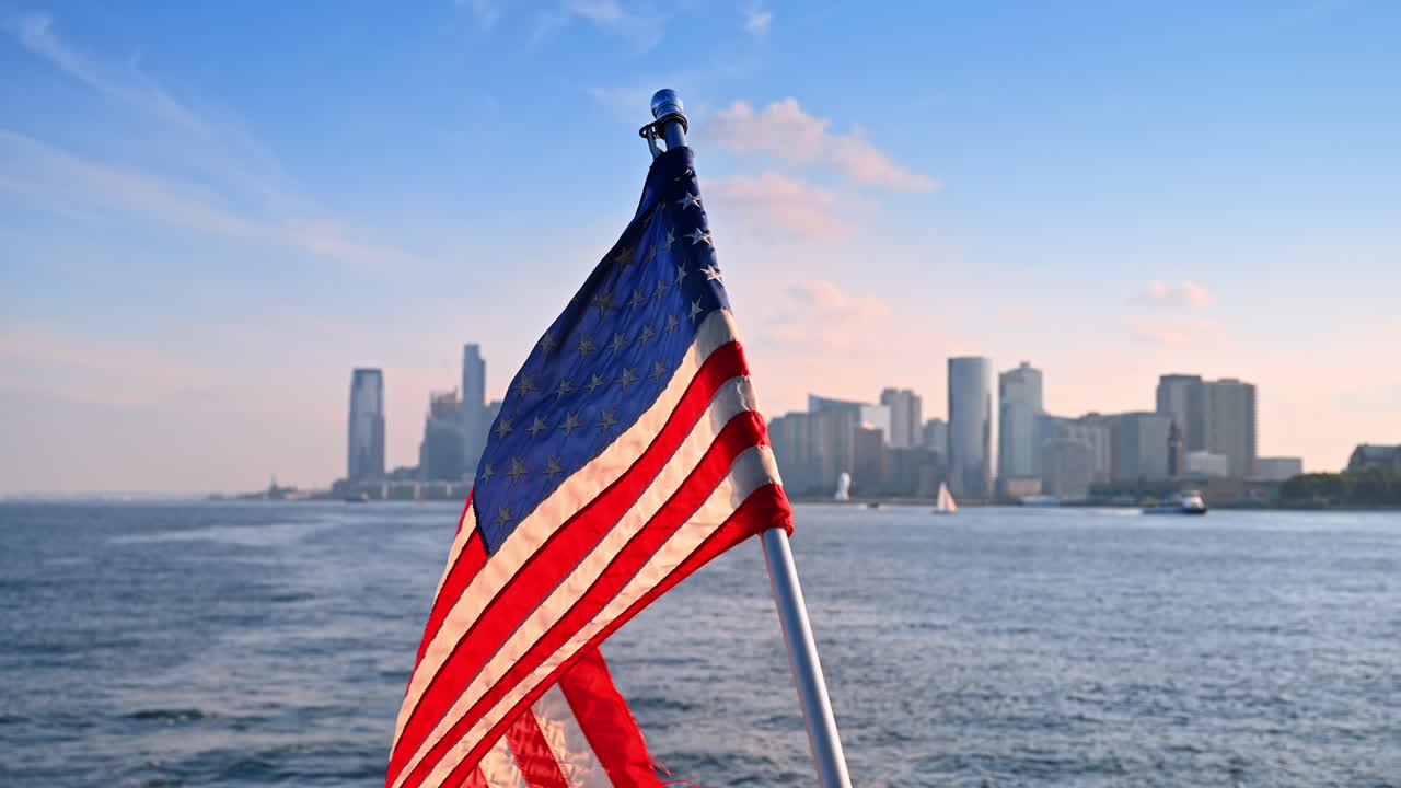 Bandiera americana con l'orizzonte della città
