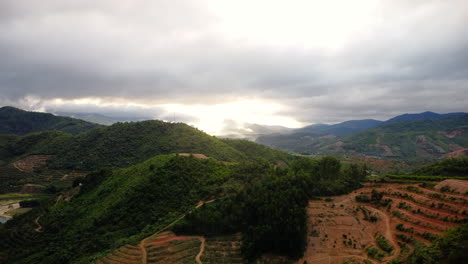 Paisaje-Sereno-De-Bosque-Tropical-En-Colinas-En-Binh-Phuoc,-Vietnam,-Vista-Aérea