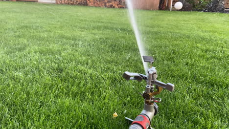 Sprinkleranlage-Mit-Langsamer-Bewegung-Arbeitet-Automatisch-Mit-Wasser-In-Einem-Garten