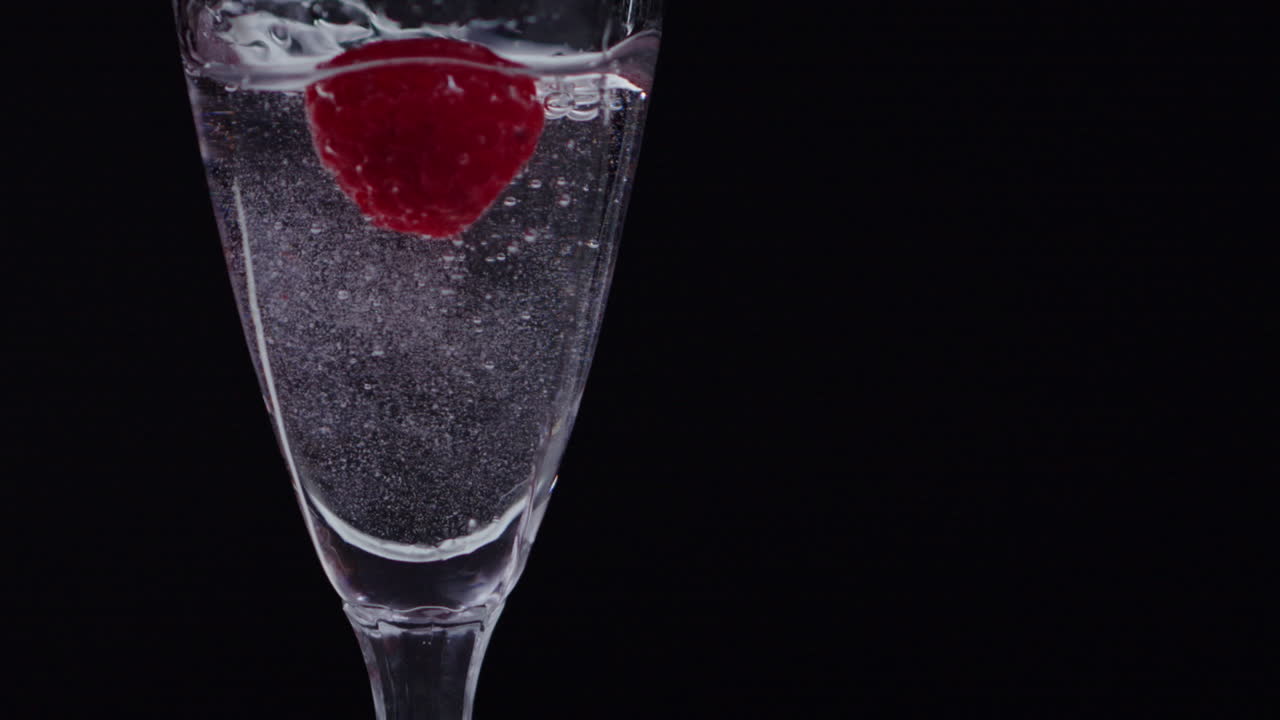 toma de cóctel cinematográfica de alta velocidad de fotogramas