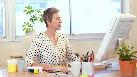 diseñadora casual que trabaja en la oficina