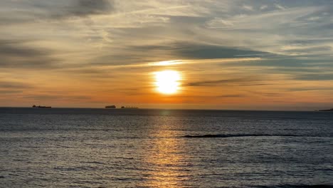 Gran-Puesta-De-Sol-De-4k-Sobre-El-Océano-Con-Algunos-Barcos-Navegando