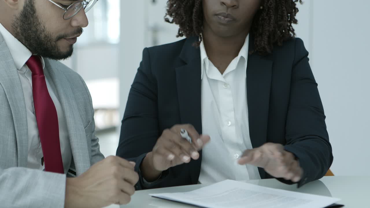 Colegas de trabalho assinando contrato
