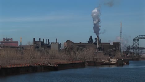 Las-Plantas-De-Energía-Y-Otros-Edificios-Industriales-Están-Ubicados-Cerca-De-Un-Río.