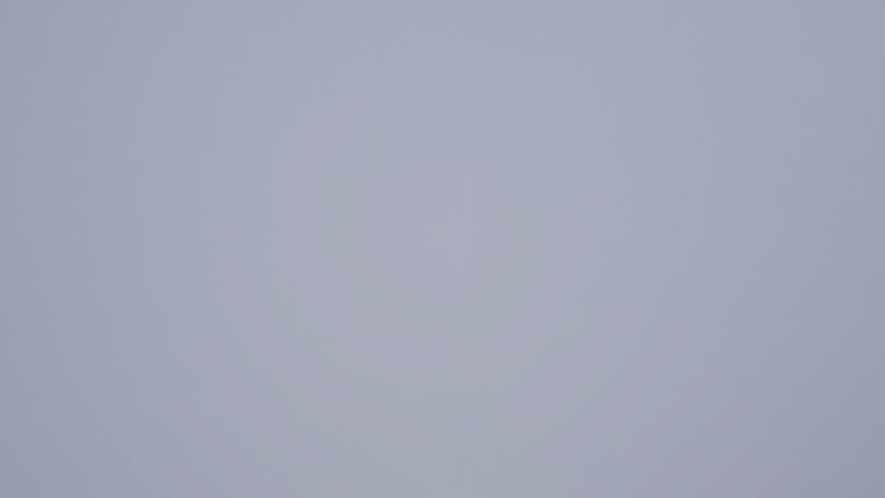 파스텔 녹색 부활절 달 을 들고 있는 손