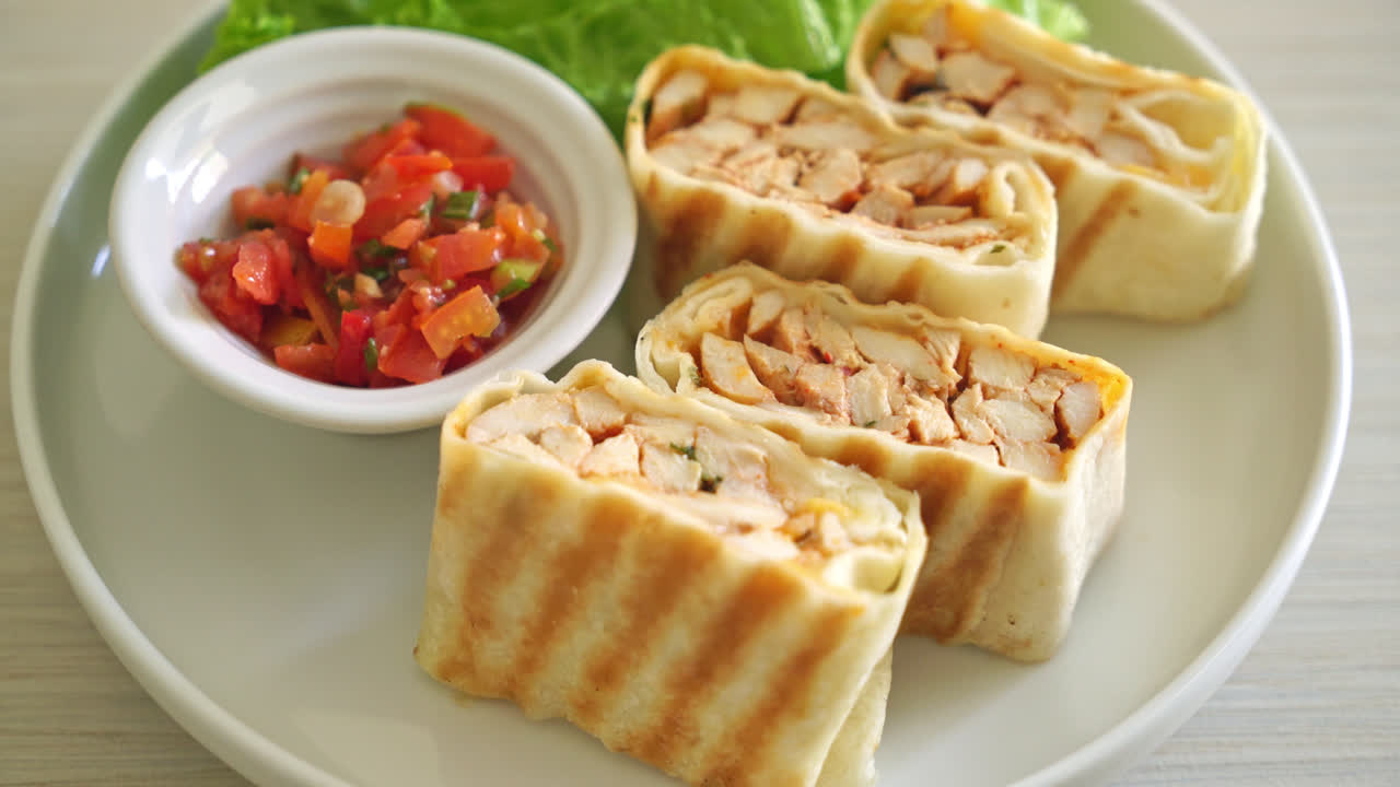 멕시칸 퀘사디아 치킨 - 토르티야로 감싼 치킨과 멕시칸 소스와 치즈 - 멕시칸 음식 스타일 - 멕시칸 음식 스타일