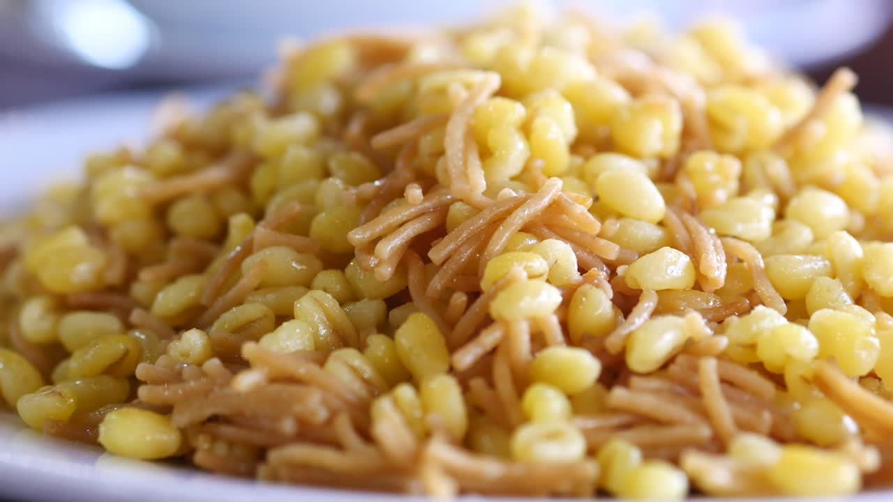 primer plano de una placa de moong dal halwa