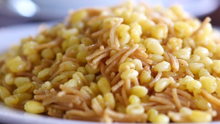 Primo piano di un piatto di Moong Dal Halwa