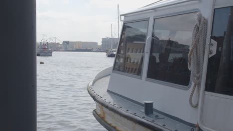 Barco-Turístico-Amarrado-En-El-Muelle-Sobre-El-Río-Támesis-En-Londres,-Reino-Unido