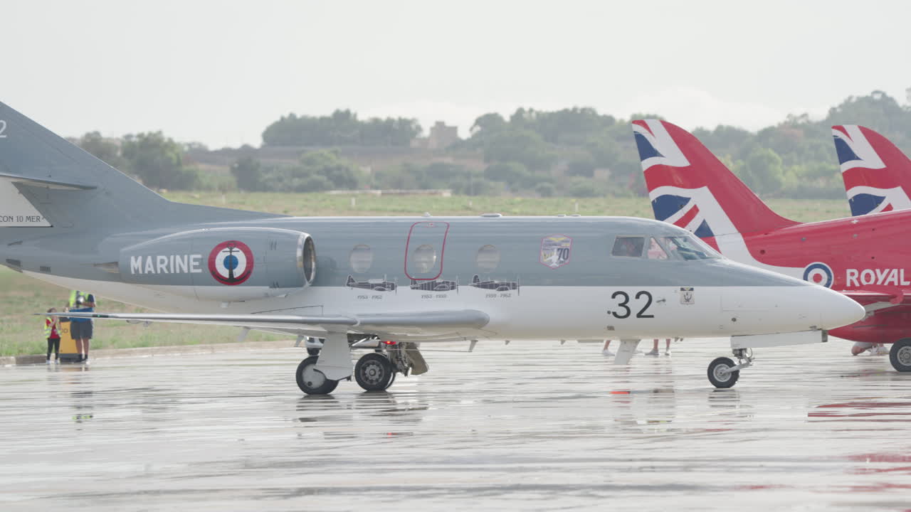 Dassault Falcon 10 MER Askeri Jet Islak Apron Üzerinde