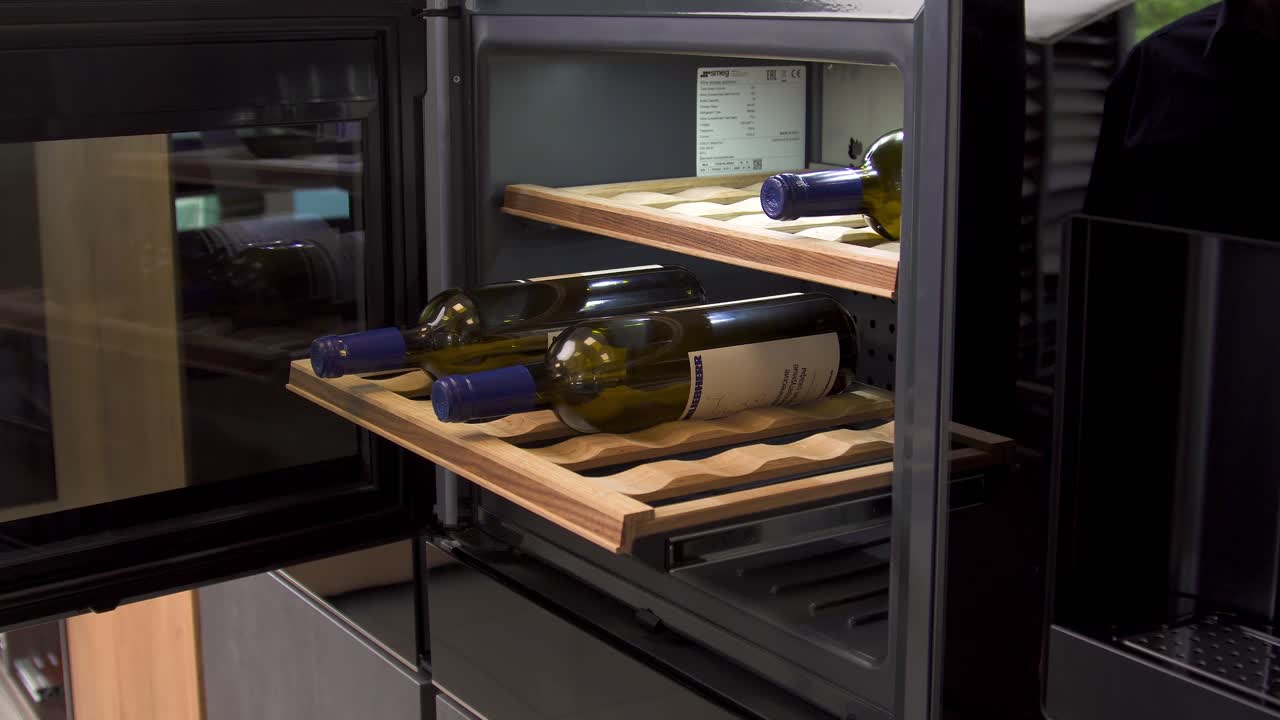 refrigerador de vino moderno con estantes de madera