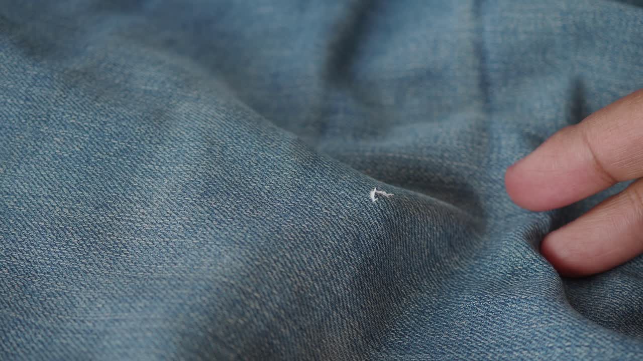 파란 청바지 한 에 작은 나선 조각의 가까운