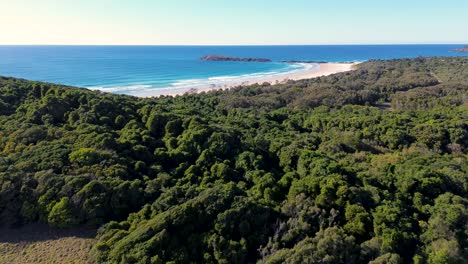 Paisaje-Aéreo-De-Drones-Toma-De-Matorrales-De-Océano-Playa-Olas-Paisajes-Viajes-Turismo-Cabeza-De-Media-Luna-Kempsey-Nsw-Australia-4k