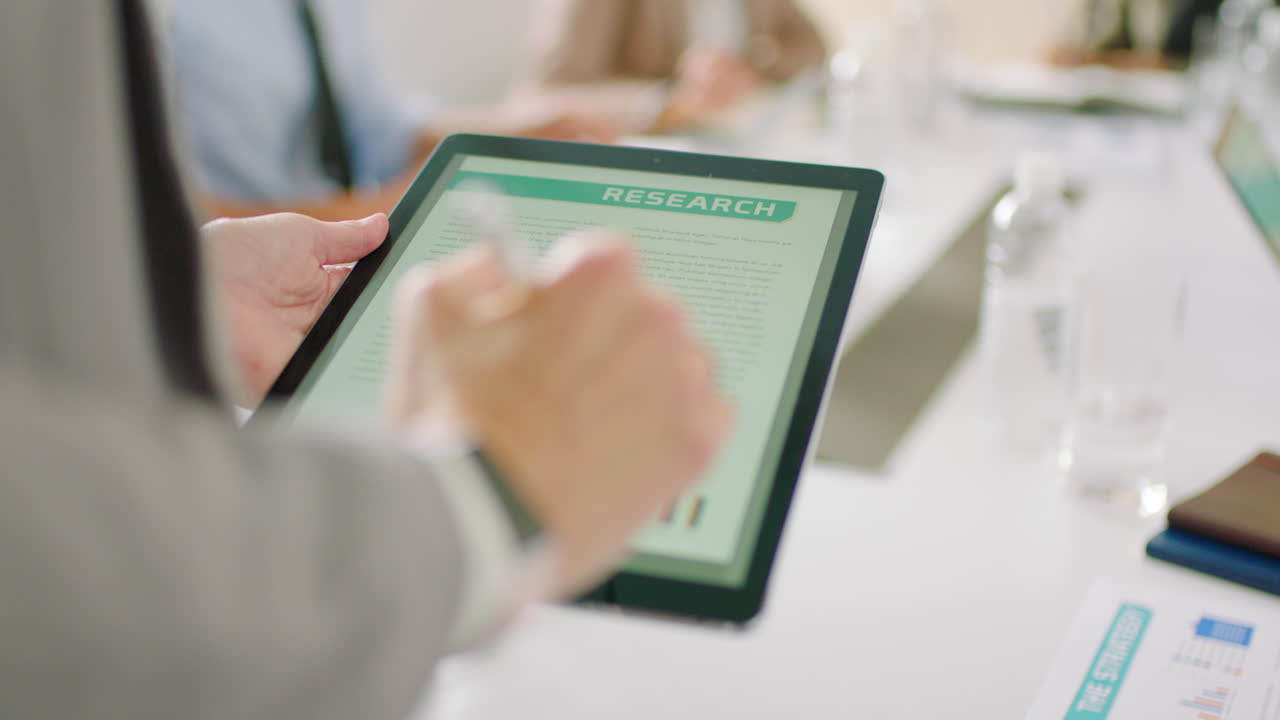 reunión de negocios con tableta y documentos