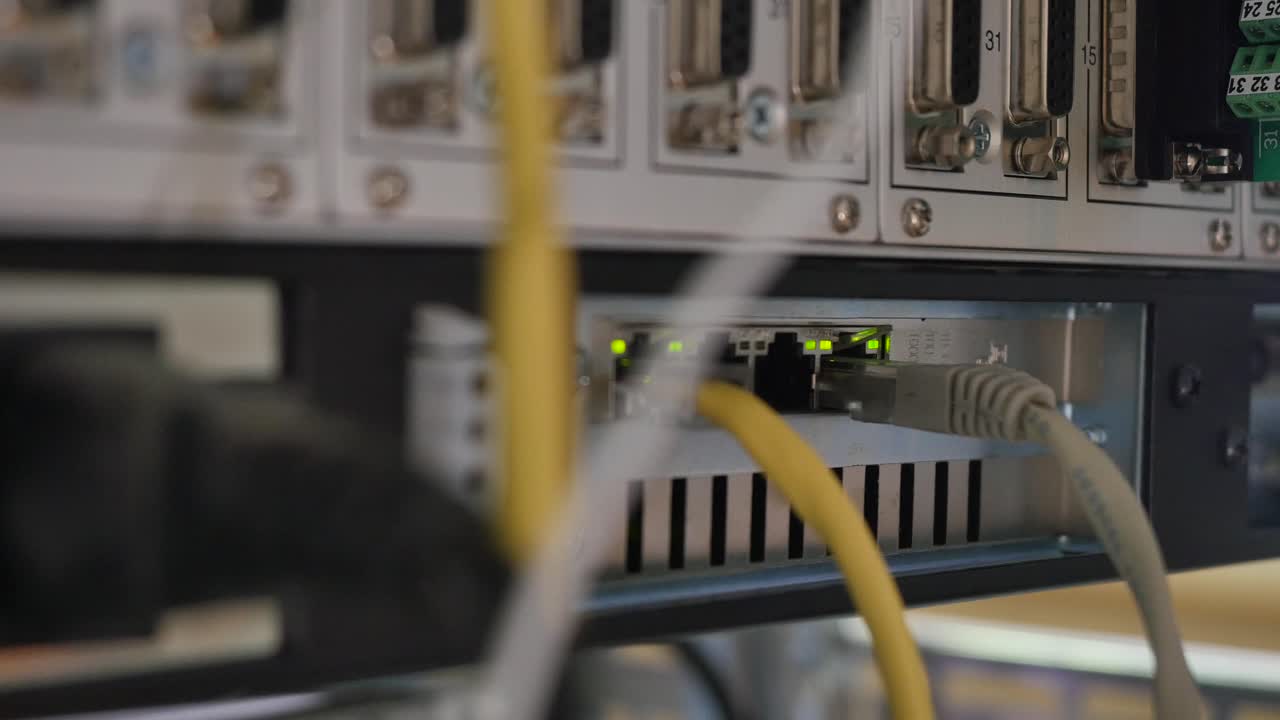 panel de control industrial con conexión a la red