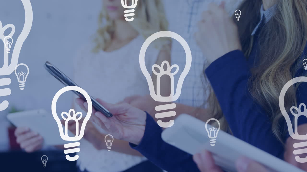 전자 장치를 사용하는 사무실 동료의 중간 부분에 대해 떠다니는 전구 아이콘