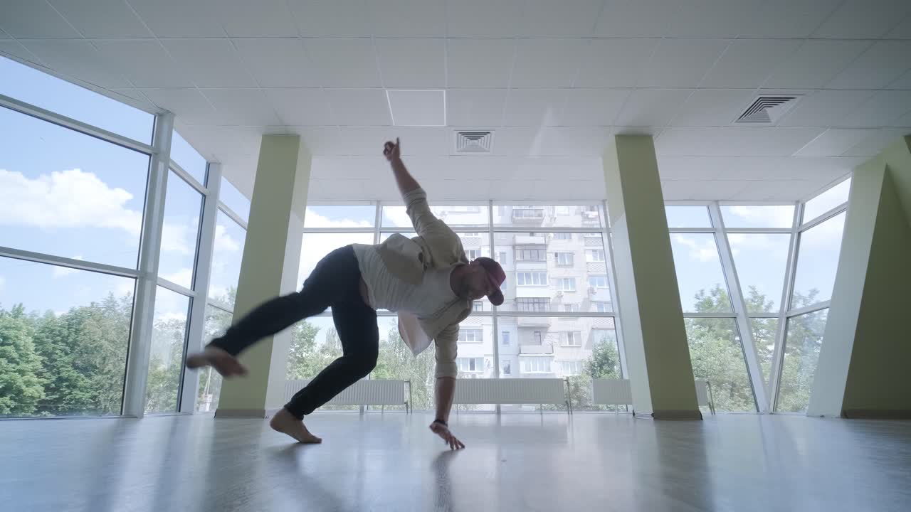 현대적인 스튜디오에서 브레이크 댄스를 하는 남자