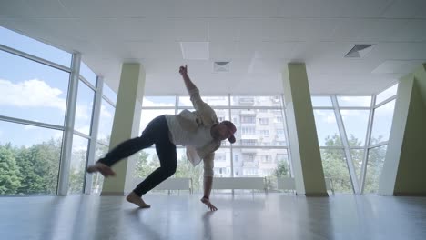 hombre bailando breakdance en un estudio moderno