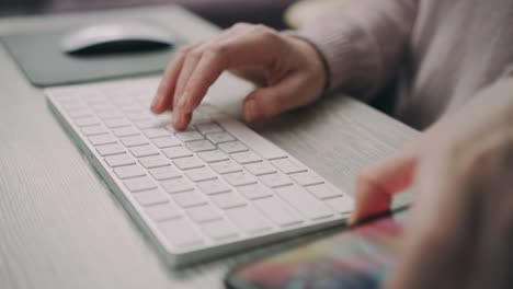 escribir con la mano sosteniendo el teléfono móvil. trabajador de derechos de autor. concepto de trabajo de oficina