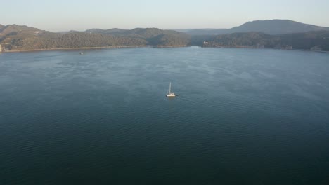 Luftaufnahme-Einer-Luxusyacht-In-Der-Nähe-Von-Portinho-Da-Arrabida,-Einem-Naturparadies-In-Setubal,-Portugal