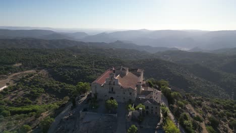 Paisaje-Andaluz-Alrededor-Del-Monte-Cerro-Nuestra-Señora-De-La-Cabeza-Basílica-Aérea