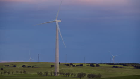 generador de molino de viento en el campo de la puesta del sol