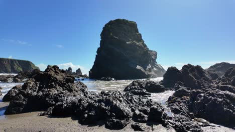 Seastack-Y-Spray-De-Mar-Mareas-Entrantes-En-La-Playa-De-Ballydwane-En-Waterford,-Irlanda