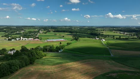 Landwirtschaftliche-Felder-Und-Sanfte-Hügel