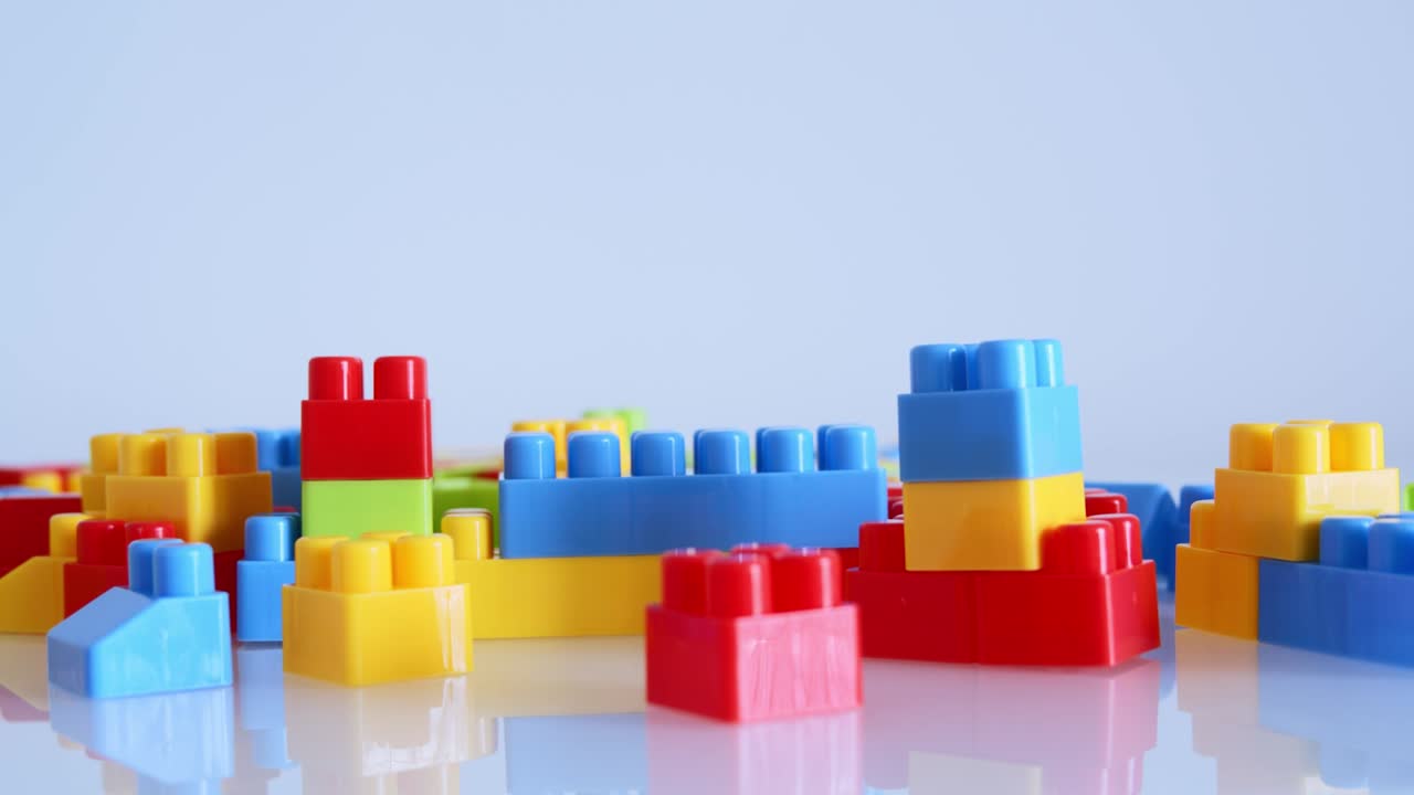 bloques de construcción de plástico aislados sobre un fondo blanco