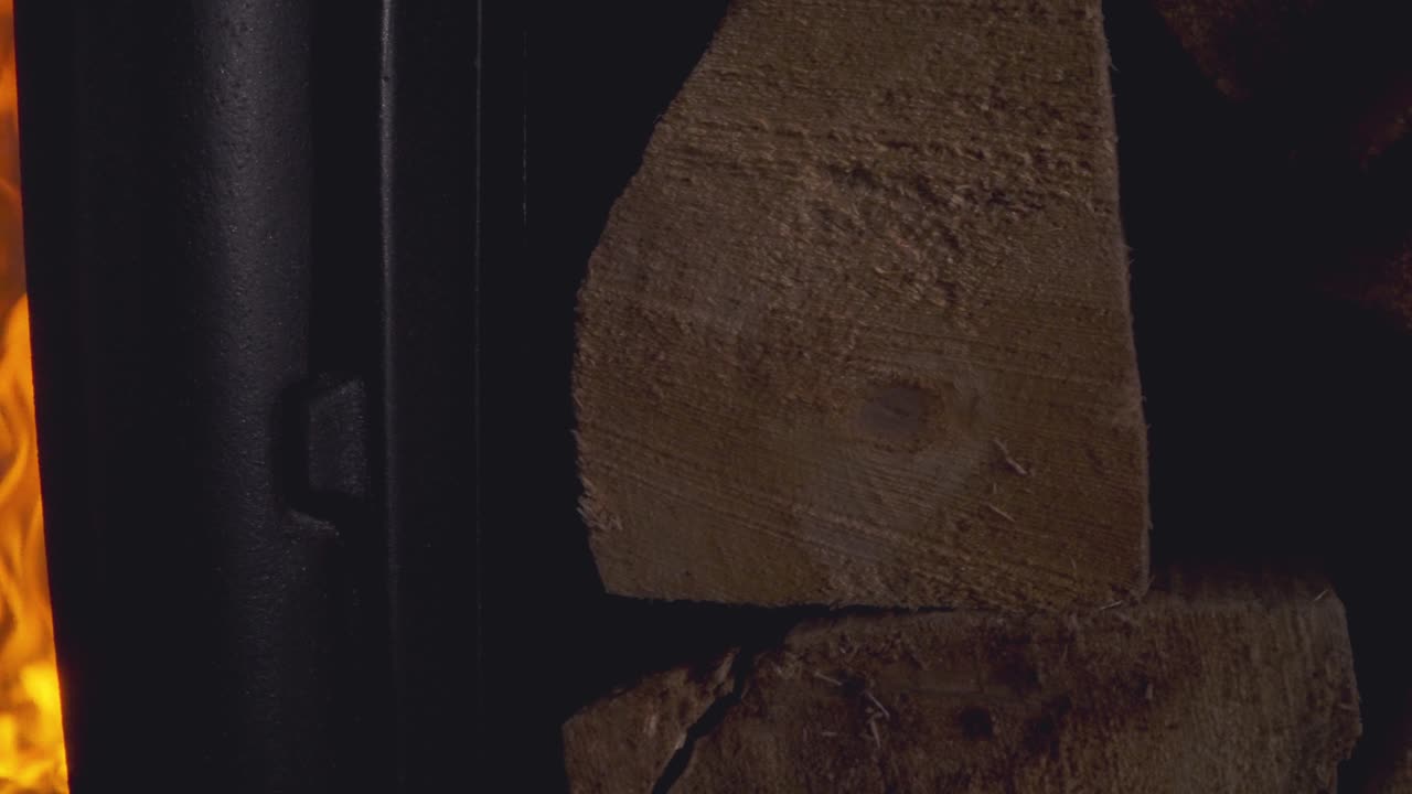 집에서 나무로 만든 불에서 불타는 불꽃을 닫으십시오.