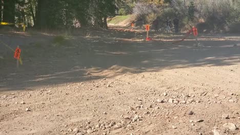 Una-Carrera-A-Través-De-La-Tierra-Con-Un-Corredor-De-Motos-De-Tierra-Tras-Otro