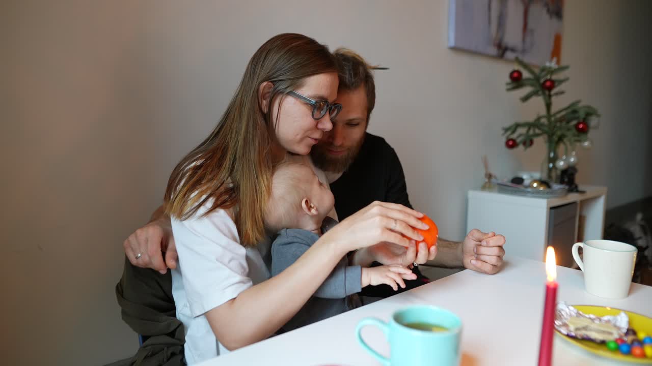 familia celebrando una fiesta con el bebé