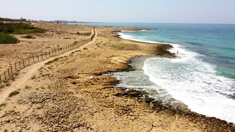 Las-Olas-Golpeando-Las-Costas-En-Chipre