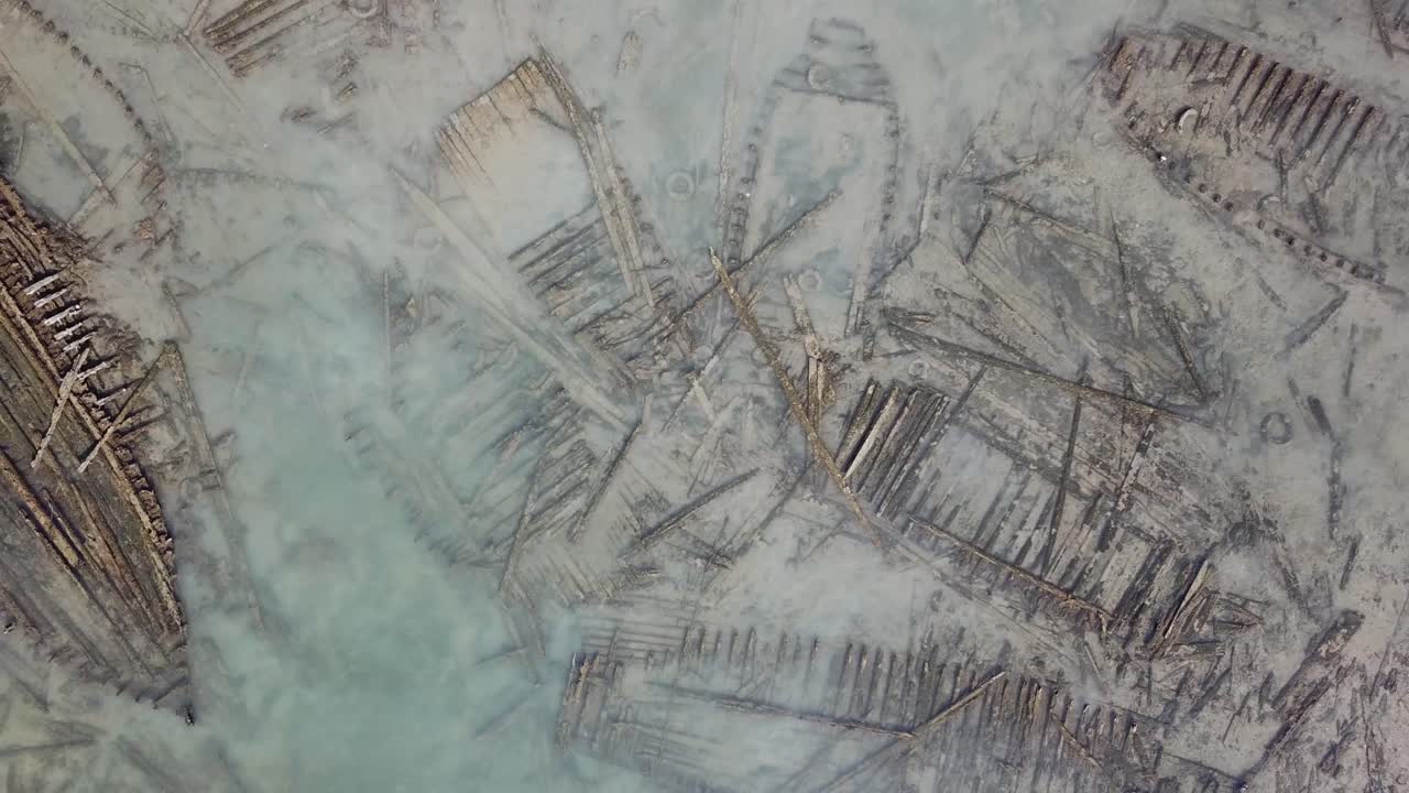 vista aérea vista hacia abajo barco de madera roto abandonado