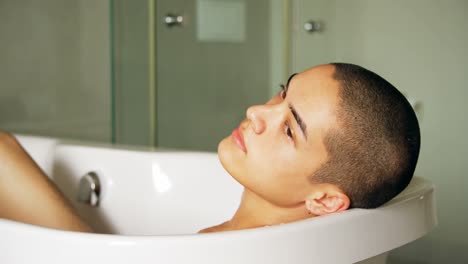hombre sentado en la bañera en el baño 4k